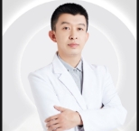 ˴